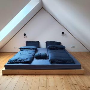 una cama en el medio de una habitación en Apartament Podgórzyn, en Podgórzyn 3 fotos más