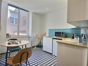 Kuchyň nebo kuchyňský kout v ubytování Le Saint-Georges, BNBConciergerie