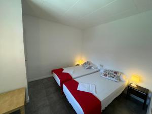 Postel nebo postele na pokoji v ubytování Gregal 1517 - Mas Pinell + 18 fotografií