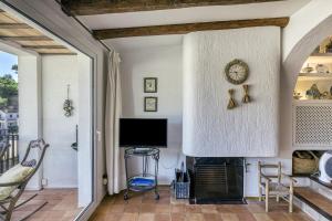 TV a/nebo společenská místnost v ubytování Mediterranean Paradise