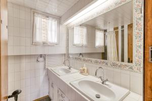 Koupelna v ubytování Mediterranean Paradise + 31 fotografií