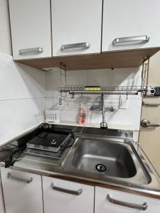 una piccola cucina con lavello e fornello di Sangmin Sweet a Daejeon