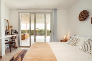 A bed or beds in a room at Villa Tramuntana Luxury Sea View Retreat - Cap d'en Font, Menorca Még 37 kép