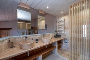 Et badeværelse på Charmante maison dans venelle fleurie + 14 billeder