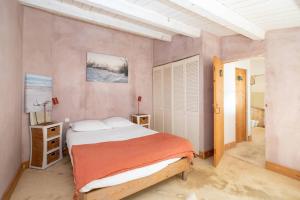 En eller flere senge i et værelse på Charmante maison dans venelle fleurie