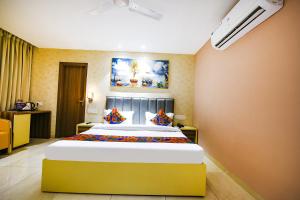 a bedroom with a large bed in a room at FabHotel Supreme Suites in Ludhiana