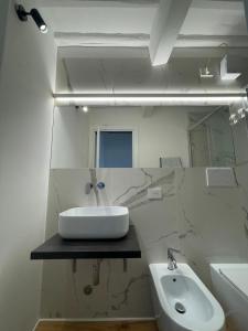 een witte badkamer met een wastafel en een spiegel bij PG Magic View - City Center in Perugia