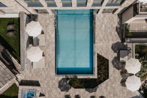 Basen w obiekcie ALMGUT - Mountain Wellness Hotel lub w pobliżu