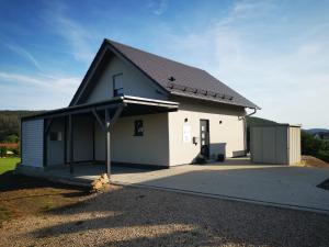 コルバッハにあるAuszeit-bei-Brandt im Sauerlandの白い大きな建物
