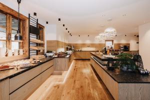 Kuchyň nebo kuchyňský kout v ubytování ALMGUT - Mountain Wellness Hotel