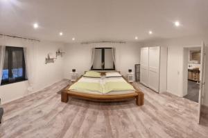 Großes weißes Zimmer mit einem Bett. in der Unterkunft Cottbus Merzdorf Bauernhaus Ferienhaus in Cottbus