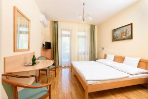 Postel nebo postele na pokoji v ubytování Ametiszt Hotel Harkány