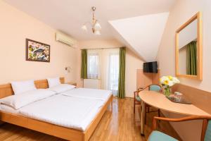 Postel nebo postele na pokoji v ubytování Ametiszt Hotel Harkány