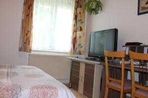 TV a/nebo společenská místnost v ubytování Ferienwohnung und Gästezimmer Gaspar