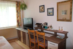 Telewizja i/lub zestaw kina domowego w obiekcie Ferienwohnung und Gästezimmer Gaspar