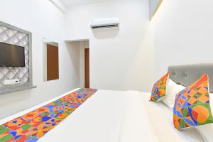 Ένα ή περισσότερα κρεβάτια σε δωμάτιο στο FabHotel Grand Embassy
