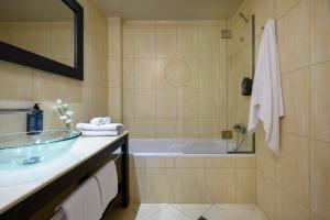 Koupelna v ubytování Elisso Hotel