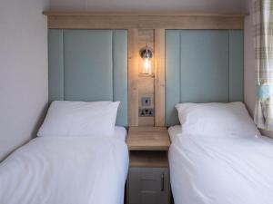 Ένα ή περισσότερα κρεβάτια σε δωμάτιο στο Pinewoods Beach Luxe no.3 – dog friendly