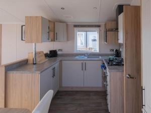 Η κουζίνα ή μικρή κουζίνα στο Pinewoods Beach no.6 - sleeps 6 – dog friendly