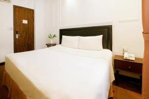 Postel nebo postele na pokoji v ubytování Rosa Hanoi Hotel