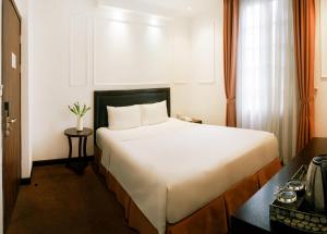Postel nebo postele na pokoji v ubytování Rosa Hanoi Hotel