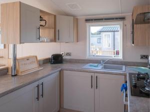 Imagen de la galería de Pinewoods Beach no.5 - sleeps 6 – dog friendly, en Wells-next-the-Sea