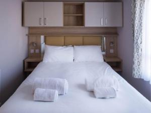 Imagen de la galería de Pinewoods Beach no.5 - sleeps 6 – dog friendly, en Wells-next-the-Sea 2 fotos más