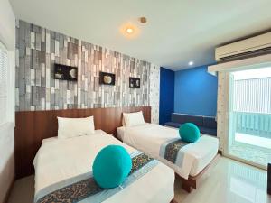 Postel nebo postele na pokoji v ubytování Benyada Lodge - Surin Beach