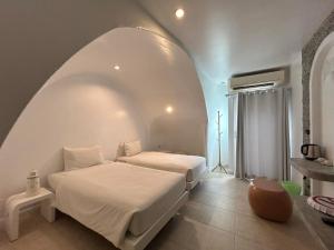 Postel nebo postele na pokoji v ubytování Benyada Lodge - Surin Beach