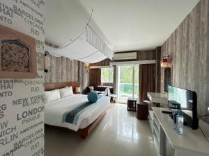 Postel nebo postele na pokoji v ubytování Benyada Lodge - Surin Beach