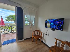 TV a/nebo společenská místnost v ubytování Badungun Seaside View