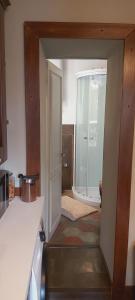 a bathroom with a glass shower in a kitchen at Villa Costanza Appartamento con giardino in Magreglio