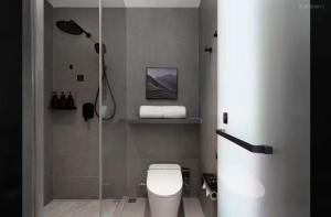 Un baño con inodoro y ducha de cristal. en Atour Hotel Xi'an Xianyang International Airport Airside Convention & Exhibition Centre, en Xianyang