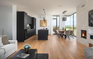 Et tv og/eller underholdning på Stunning Home In Brtonigla With Sauna