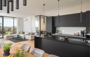 Køkken eller tekøkken på Stunning Home In Brtonigla With Sauna