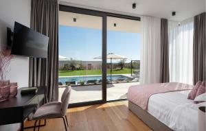 En eller flere senge i et værelse på Stunning Home In Brtonigla With Sauna