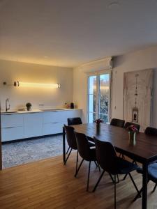 a dining room and kitchen with a table and chairs at Garden Alley House 8 personnes in Serris