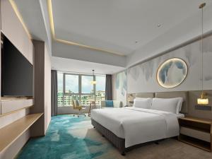 Voodi või voodid majutusasutuse Shenzhen Grand Skylight Garden Hotel toas