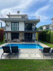 サパンジャにあるGölyolu Villa Yıldızの家の前にプールがある家