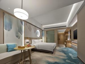 Voodi või voodid majutusasutuse Shenzhen Grand Skylight Garden Hotel toas