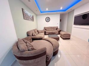 un salon avec deux canapés et un canapé dans l'établissement Maisonette with backyard, à San Pawl il-Baħar