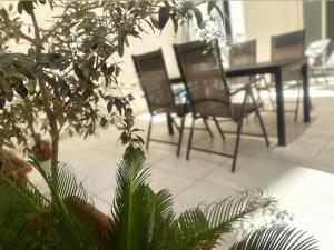 une table et des chaises dans une pièce avec des plantes dans l'établissement Maisonette with backyard, à San Pawl il-Baħar