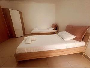 une petite chambre avec un lit et un miroir dans l'établissement Maisonette with backyard, à San Pawl il-Baħar