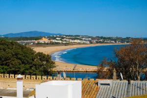 a view of a beach and the ocean at Townhouse Bombarda in Lagos