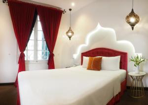 Postel nebo postele na pokoji v ubytování Rosa Hanoi Hotel
