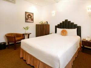 Postel nebo postele na pokoji v ubytování Rosa Hanoi Hotel