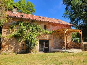 - une vue extérieure sur une maison en pierre dans l'établissement Maison des biches, à Saint-Jean-et-Saint-Paul