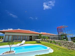 ein Haus mit einem Swimmingpool im Hof in der Unterkunft 石垣ヒルズ® / ishigaki Hills® in Ishigaki-jima