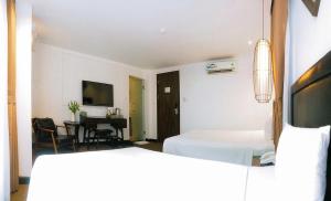 Postel nebo postele na pokoji v ubytování Rosa Hanoi Hotel