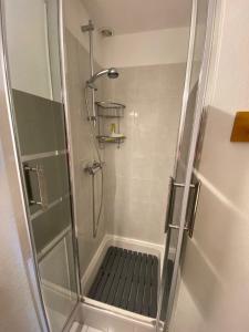 een douche met een glazen deur met een bankje in een badkamer bij Pavillon de vacances chic et moderne in Plage dʼArgelès +32 foto's